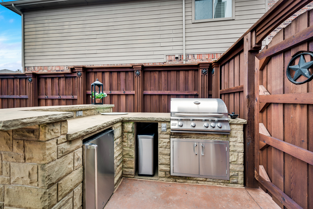    Outdoor Kitchen with Electric and Gas Grill Plumbed for Gas 