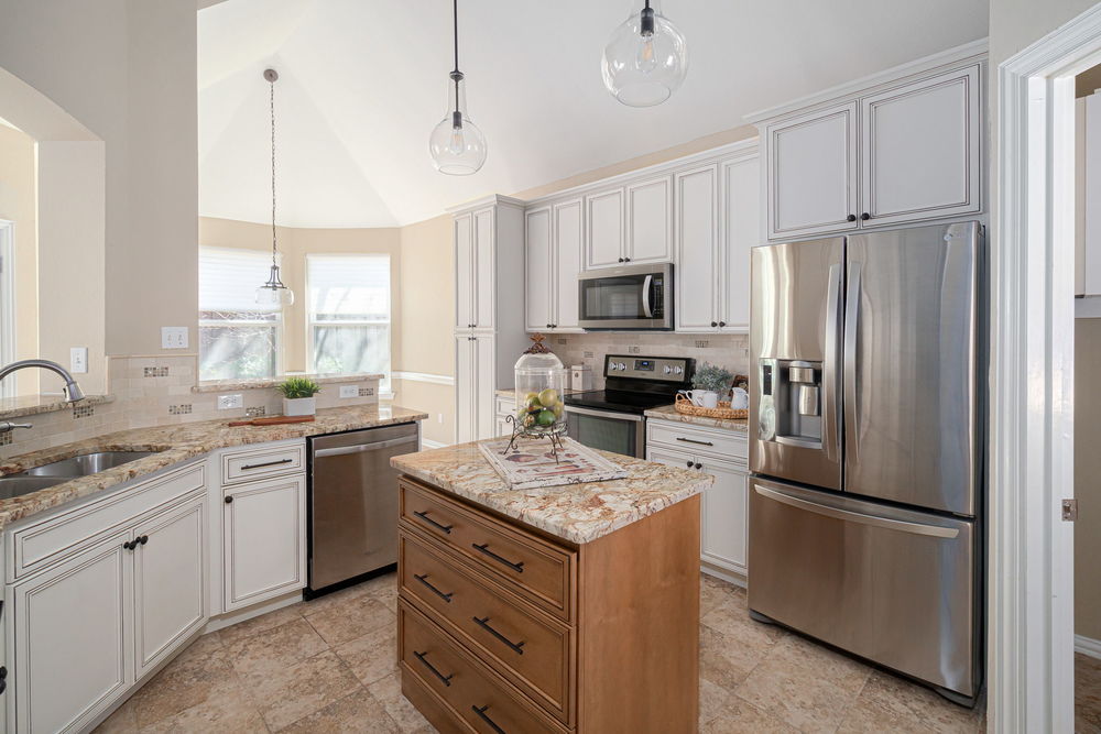    Chef s Kitchen with Custom Cabinetry and Granite Countertops 