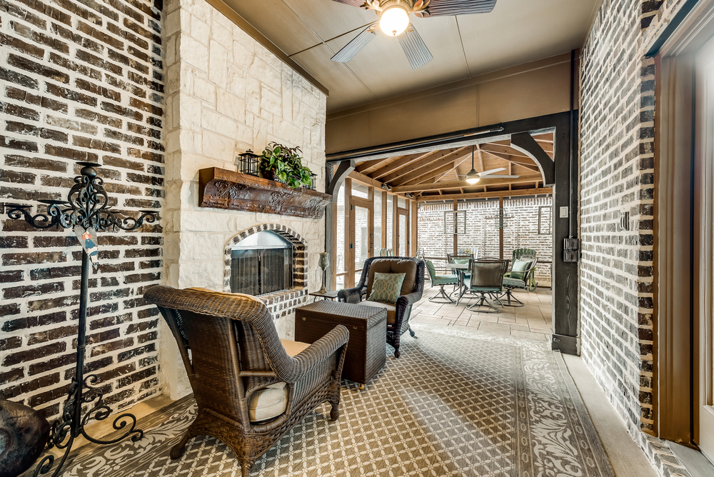    Outdoor Entertaining at it s Finest Alfresco Room and Screened Porch 