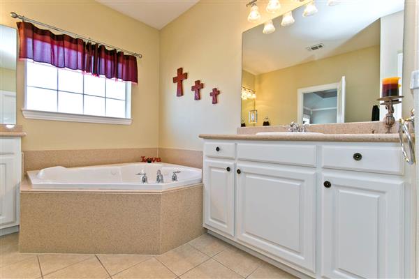    Master Bath withCorner Jetted Tub 