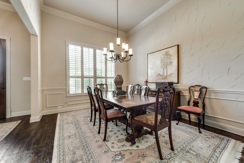    Elegant Formal Dining with Stunning Chandelier 