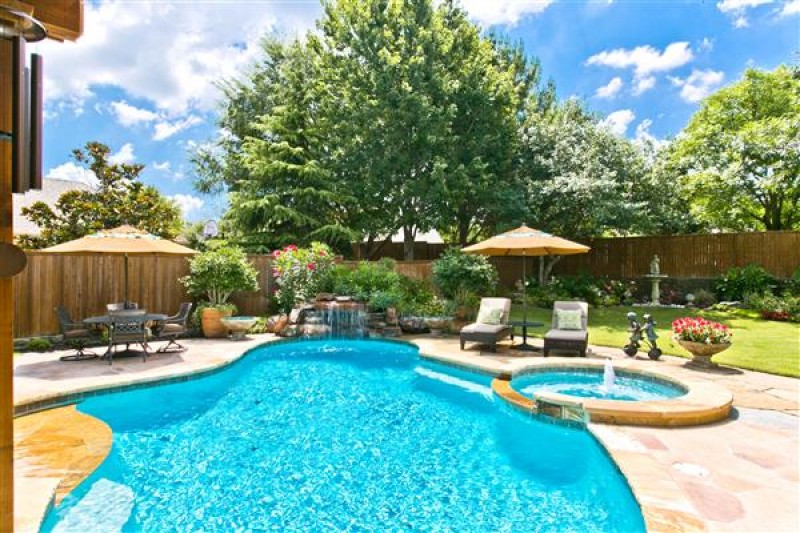    Resort Style Pool Spa  Yard 