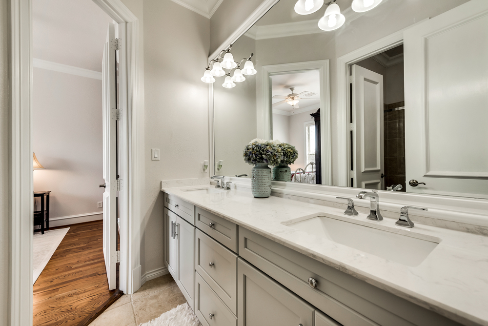    Hollywood Bathroom with Private Entry from Both Secondary Bedrooms 