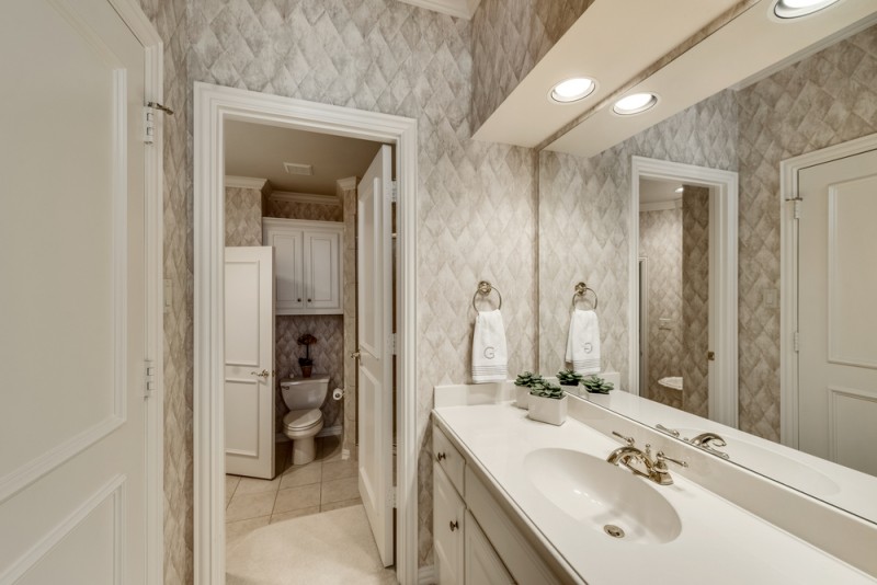    Ensuite Full Bathroom 