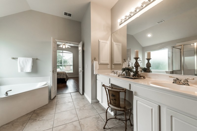    Master Bath with Corner Soaker Tub 