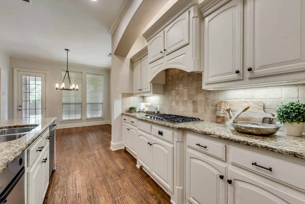      Burner Gas Cooktop with Stone Tile Backsplash 