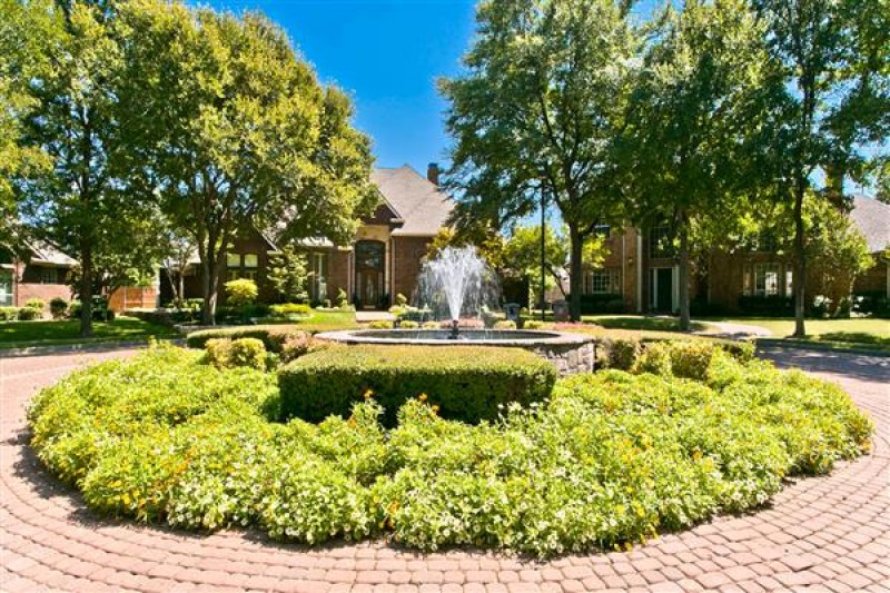    Fountain in Circle Drive of Culdesac 