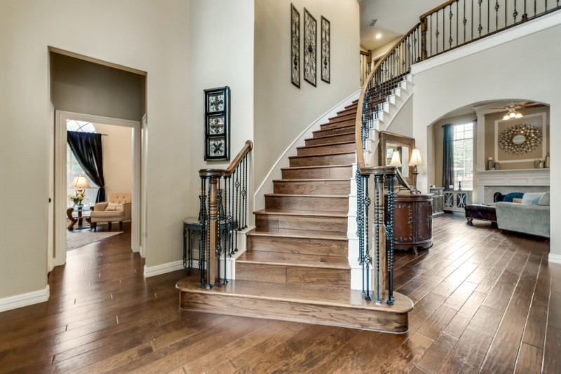    Stunning Entry Way with Hardwoods Stretching Thru out the House 