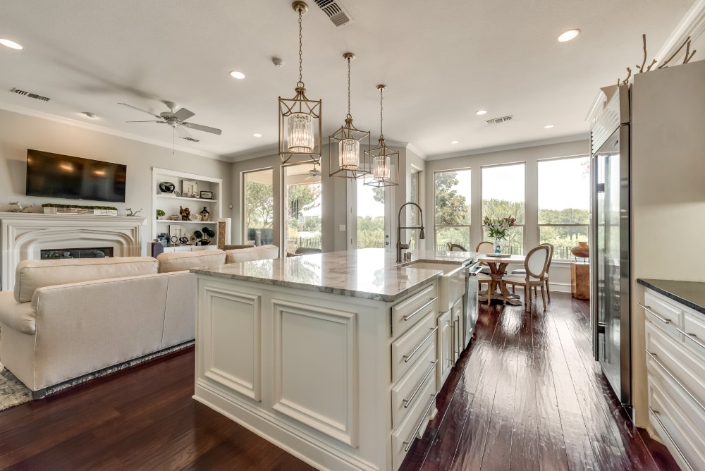    Kitchen Island with Quartzite Island and Farm Sink 