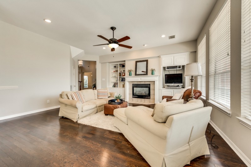    Family Room with Buil Ins and Great Natural Light 
