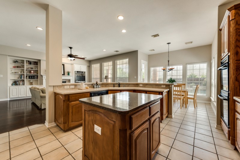    Gourmet Kitchen with Granite Island and Breakfast Bar 