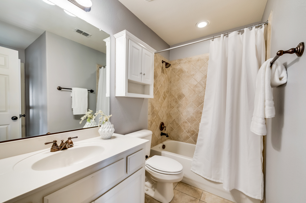    Full Upstairs Bathroom 