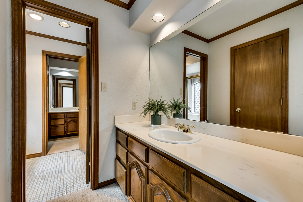    Each Bedroom has it s Own Vanity Area with Walk In Closet 